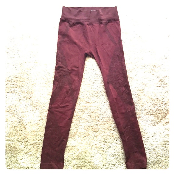 Maroon leggings with flower design - Picture 1 of 3